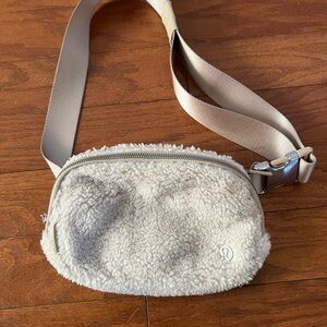 Lululemon Everywhere Belt Bag 1L Fleece - White Opal/Silver